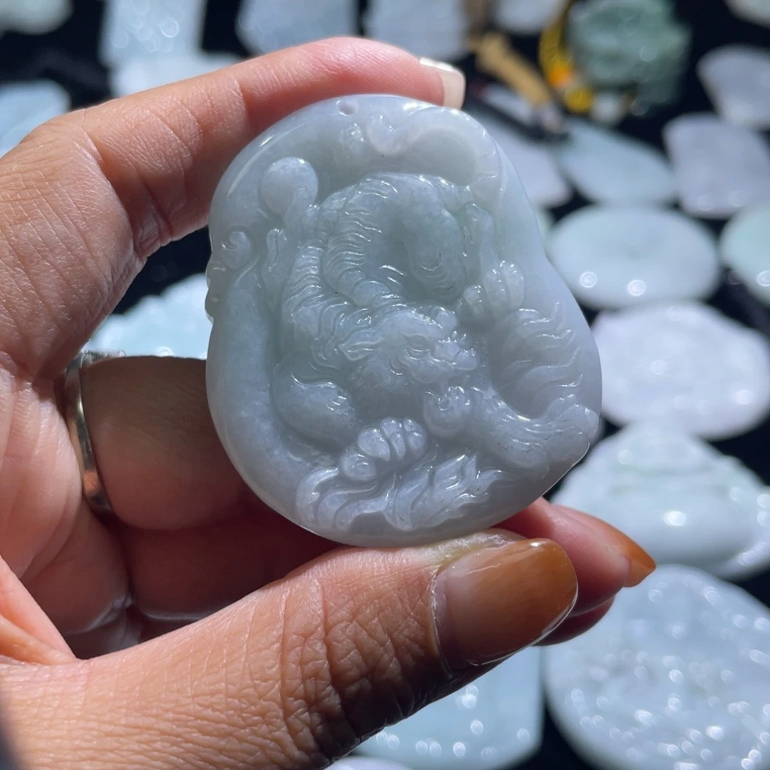 翡翠未镶嵌颈饰虎牌