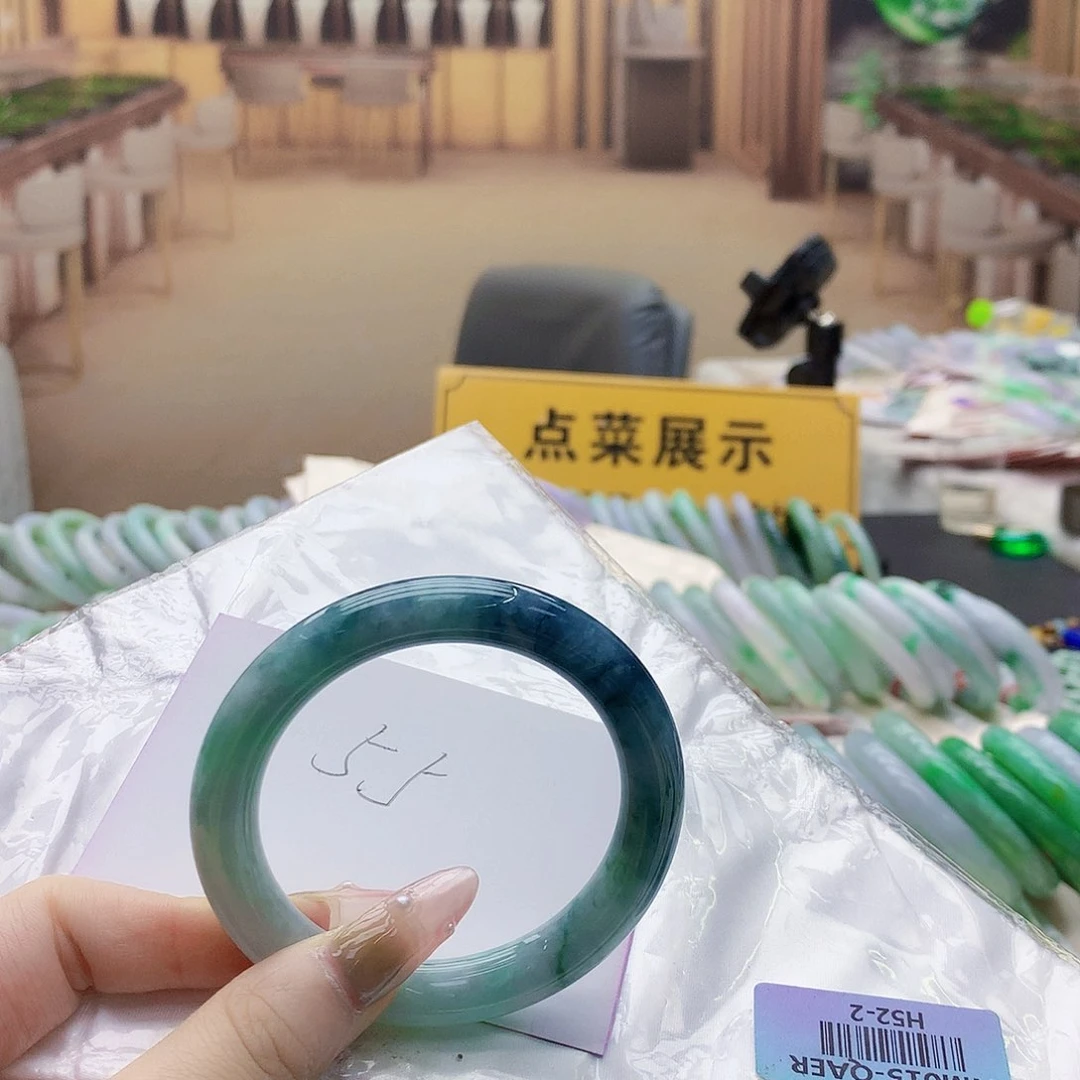 翡翠手镯未镶嵌fyihhjbhhjjj