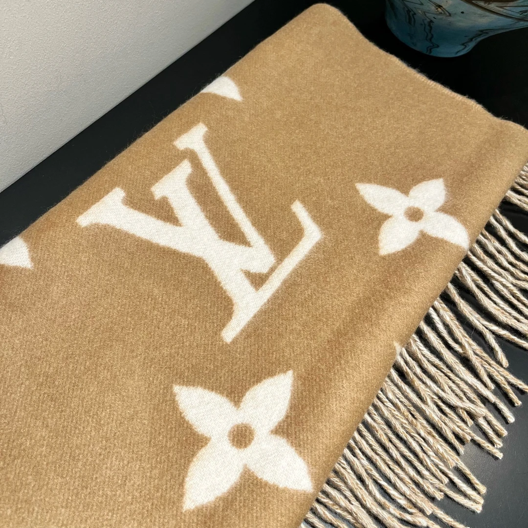 未使用 LouisVuitton/路易威登 Lv奶茶色羊绒围巾16386428