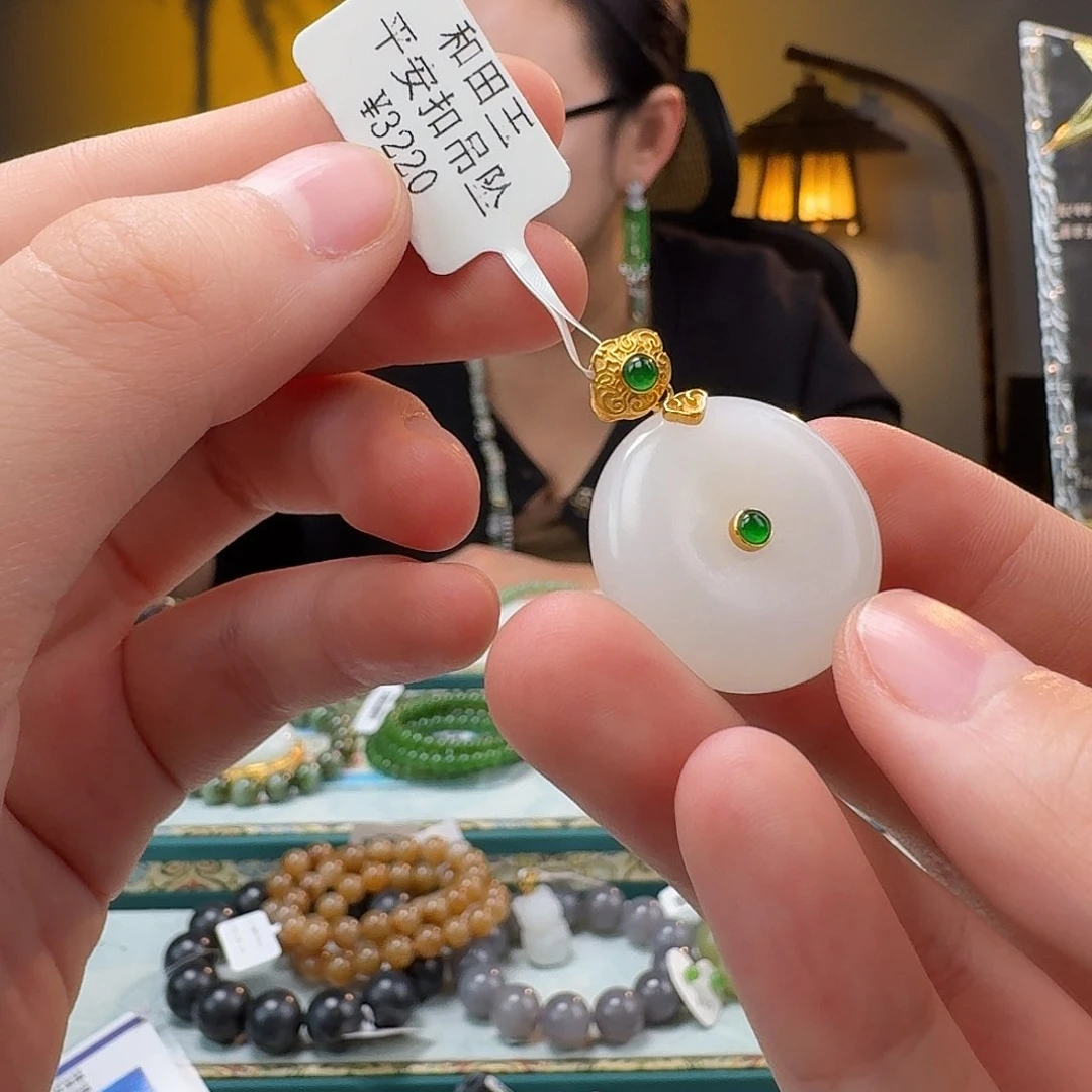 和田玉吊坠18K金镶嵌