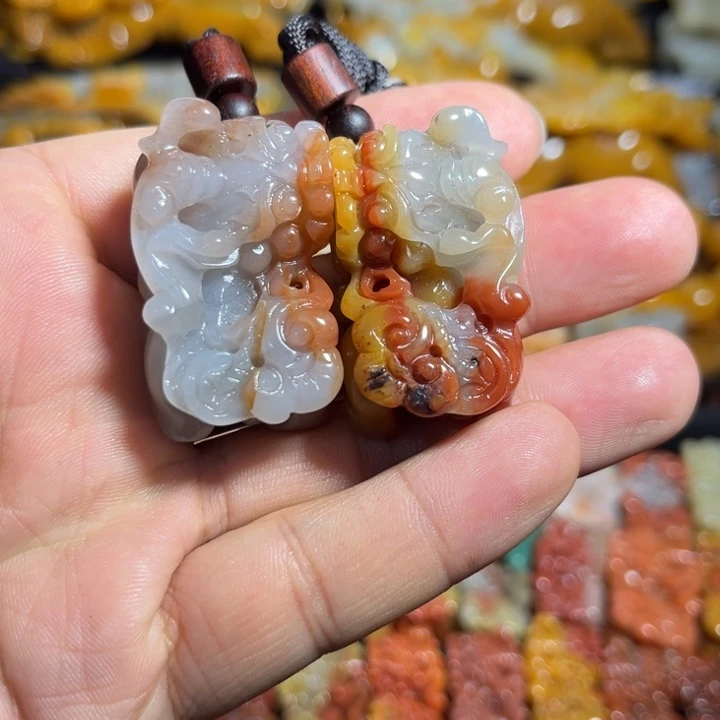 石英质玉（黄龙玉）未镶嵌颈饰