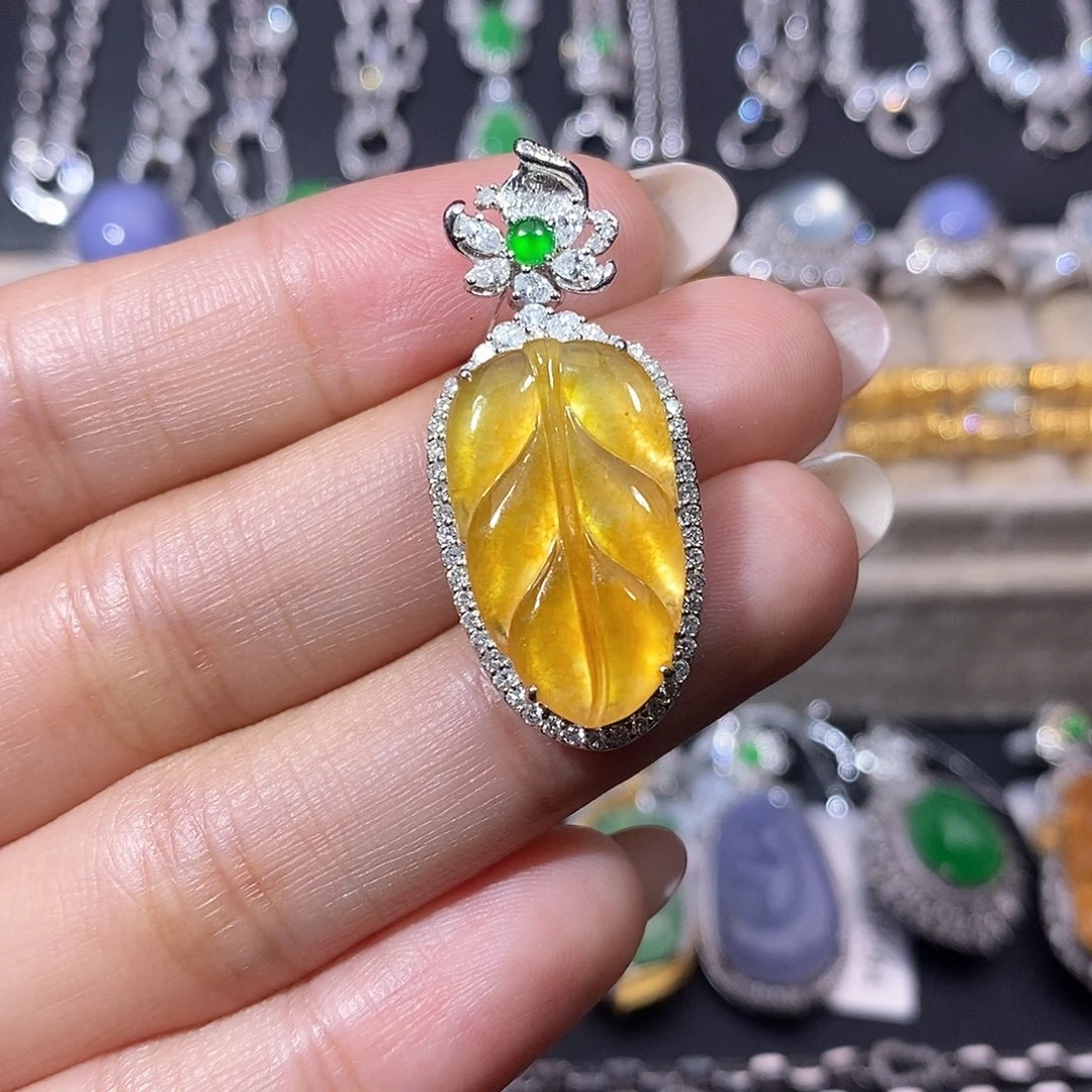 翡翠18K金镶嵌颈饰吊坠