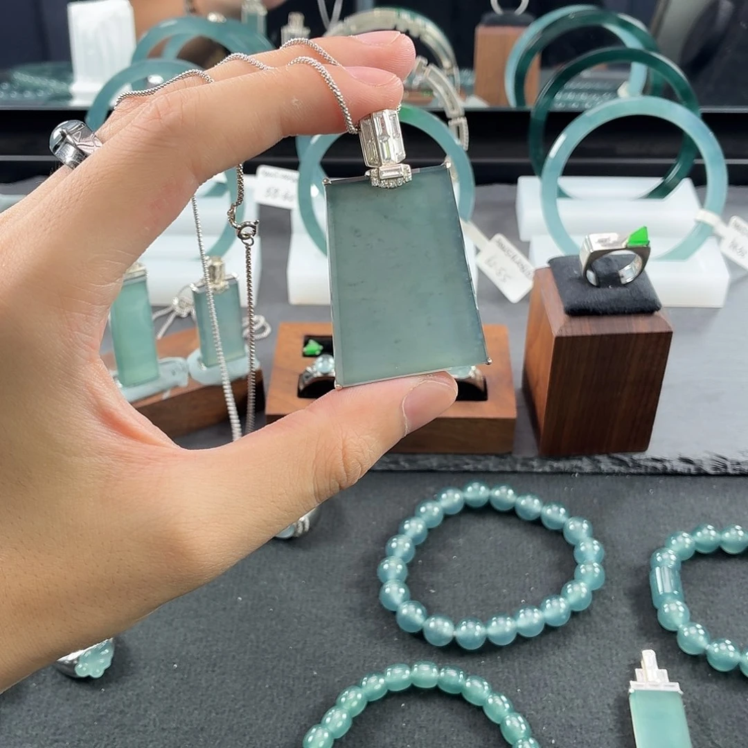 王***选翡翠未镶嵌手镯无事牌