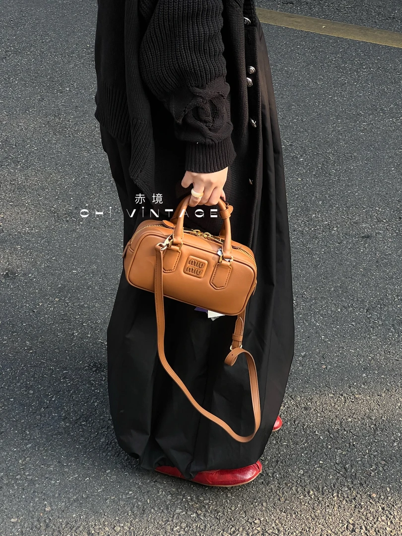 95新 MIU MIU/缪缪 7845 干邑色光面保龄球手提斜挎包