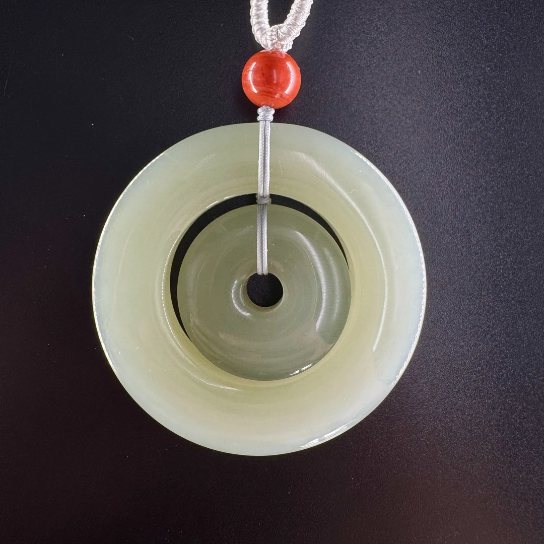 17晴水色和田玉 · 环环相扣挂件/Ax250500790保利厦门拍卖