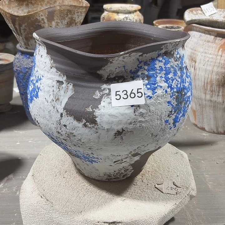 摆件高22，口17，有孔5365