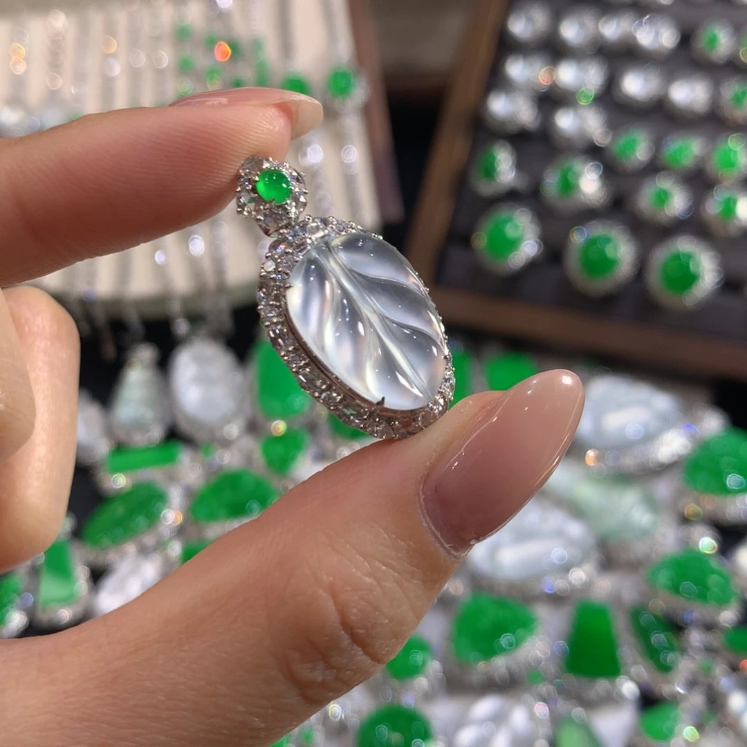 翡翠未镶嵌颈饰冰叶