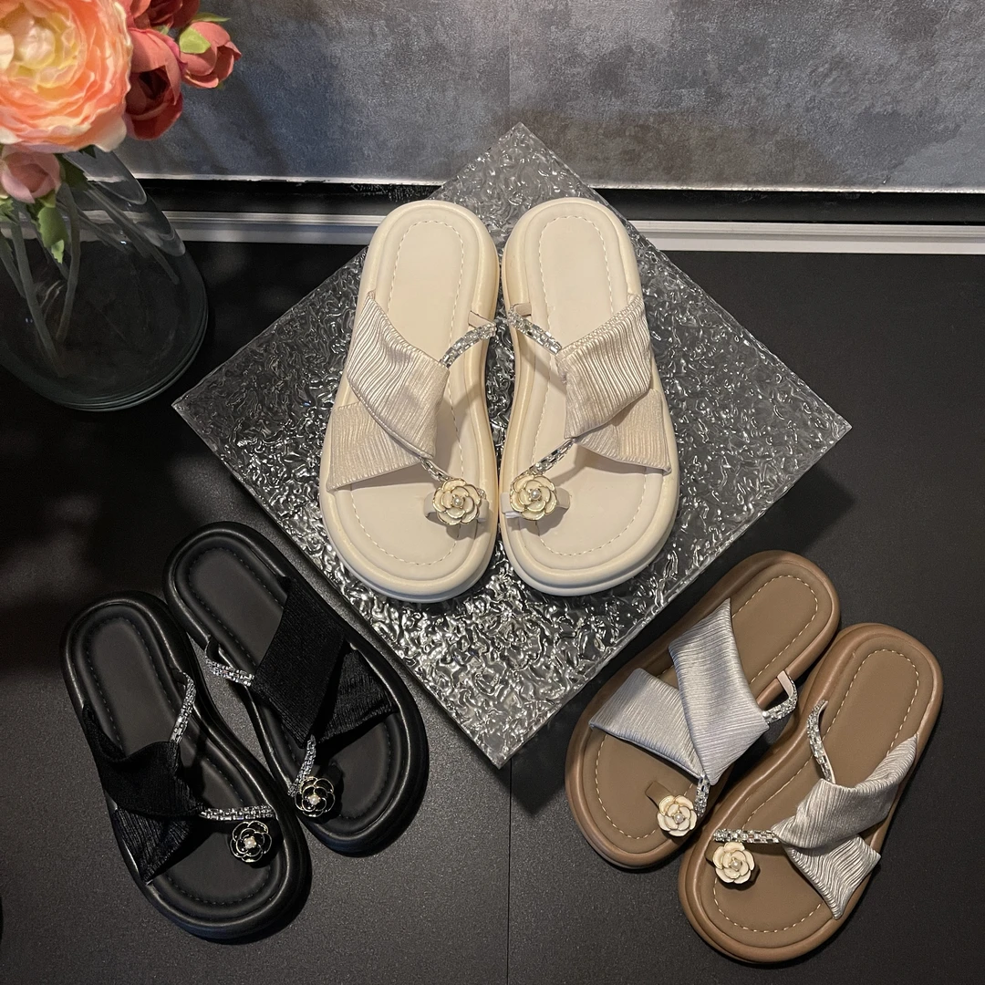 2025春夏新款水钻平底时尚休闲高级法式爆款山茶花套趾拖鞋-3.5CM