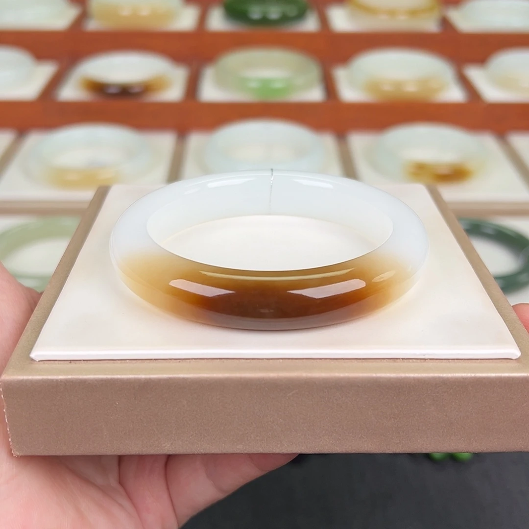 未镶嵌手镯和田玉糖白镯