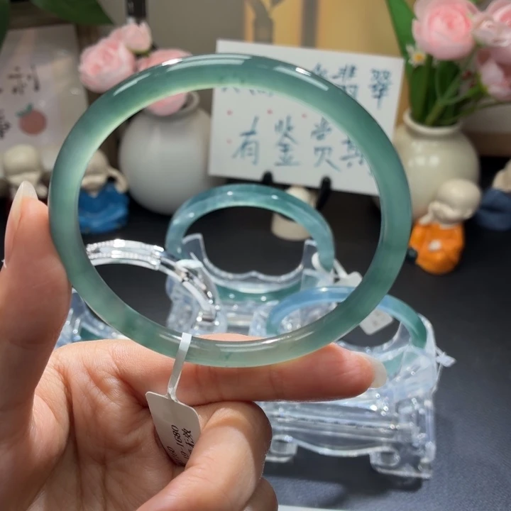 翡翠未镶嵌手镯冰蓝绿