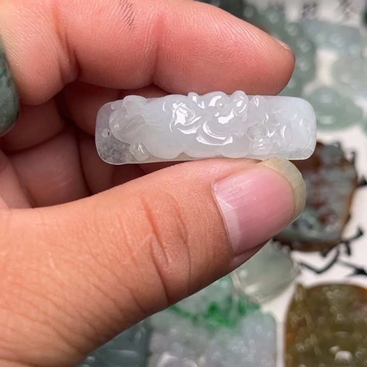 翡翠未镶嵌颈饰手牌