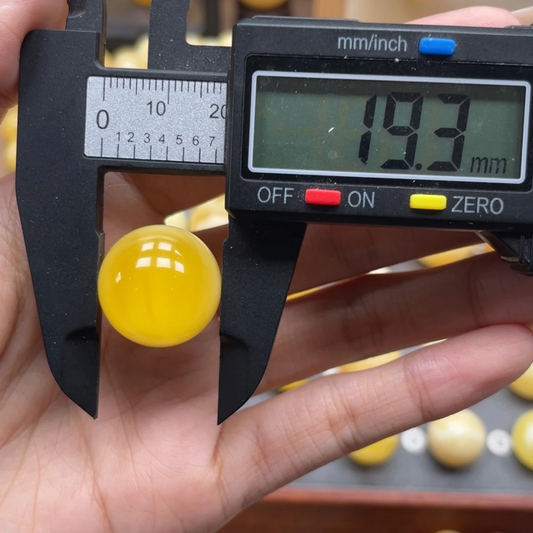 郭***。未镶嵌琥珀珠宝奇石