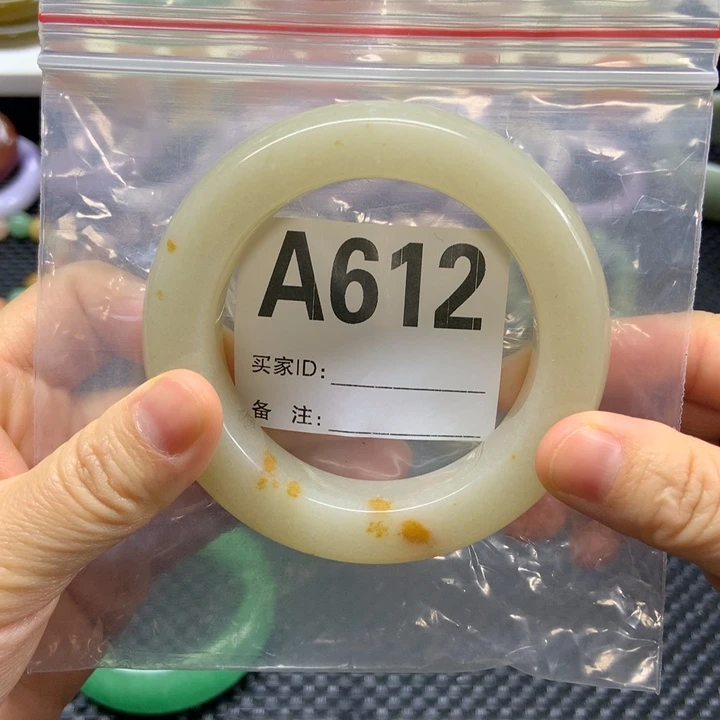 l***y石英质玉未镶嵌手镯