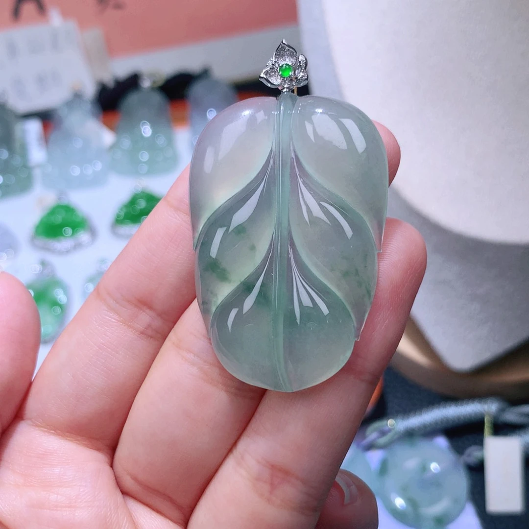 颈饰18K金镶嵌翡翠叶子