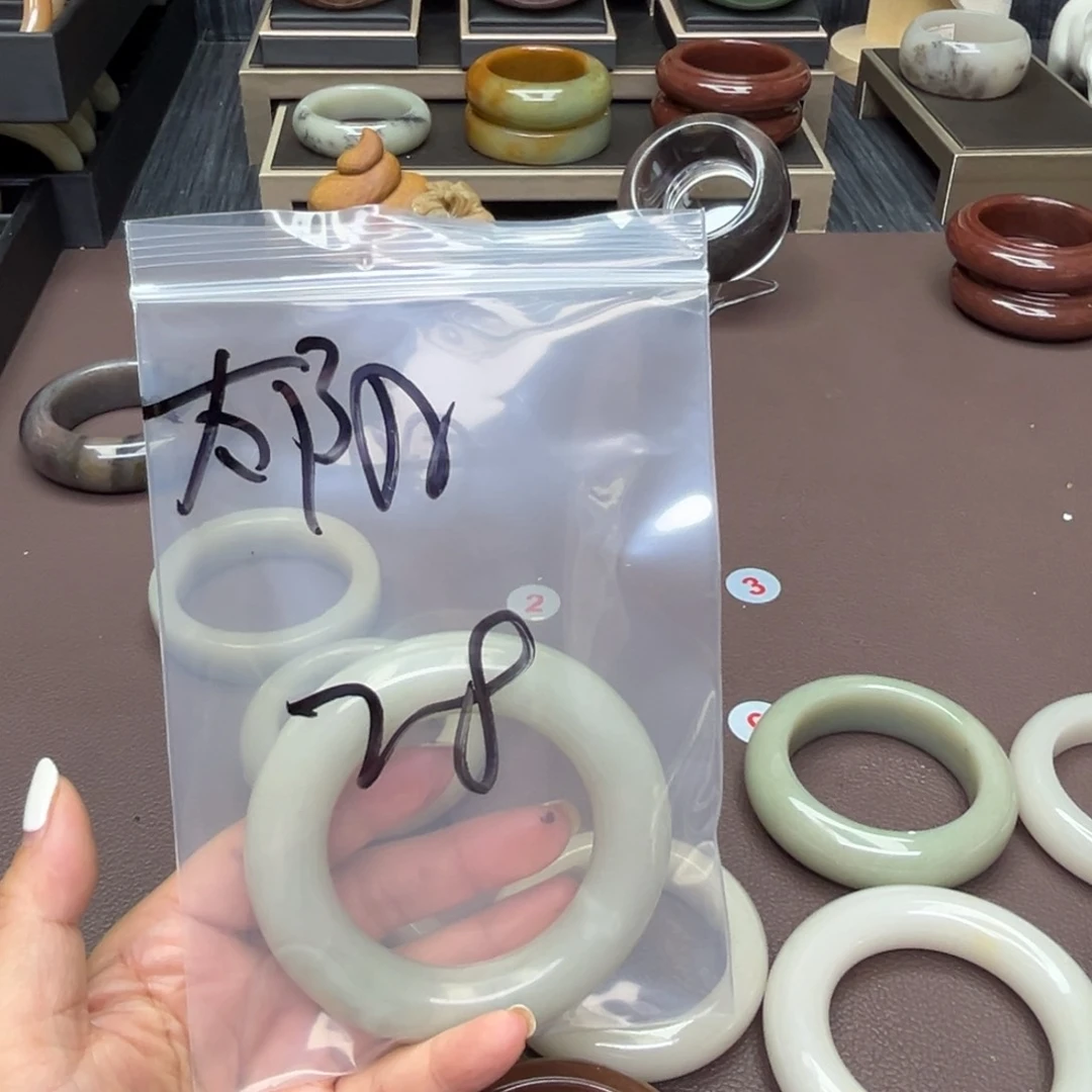 石英质玉手镯未镶嵌摇****?