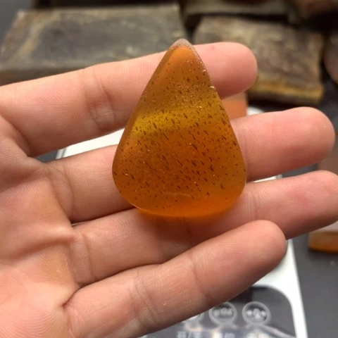 只买单纯的吊坠，没带链子，属的性质。皮质