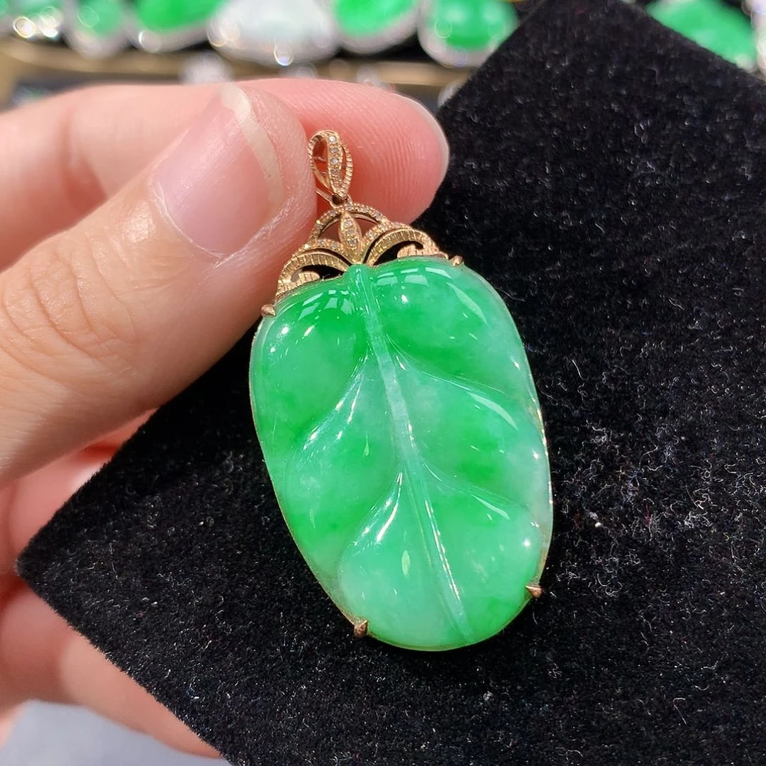 翡翠18K金镶嵌颈饰