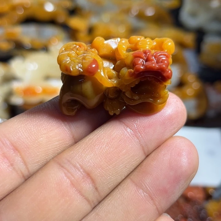石英质玉（黄龙玉）未镶嵌颈饰