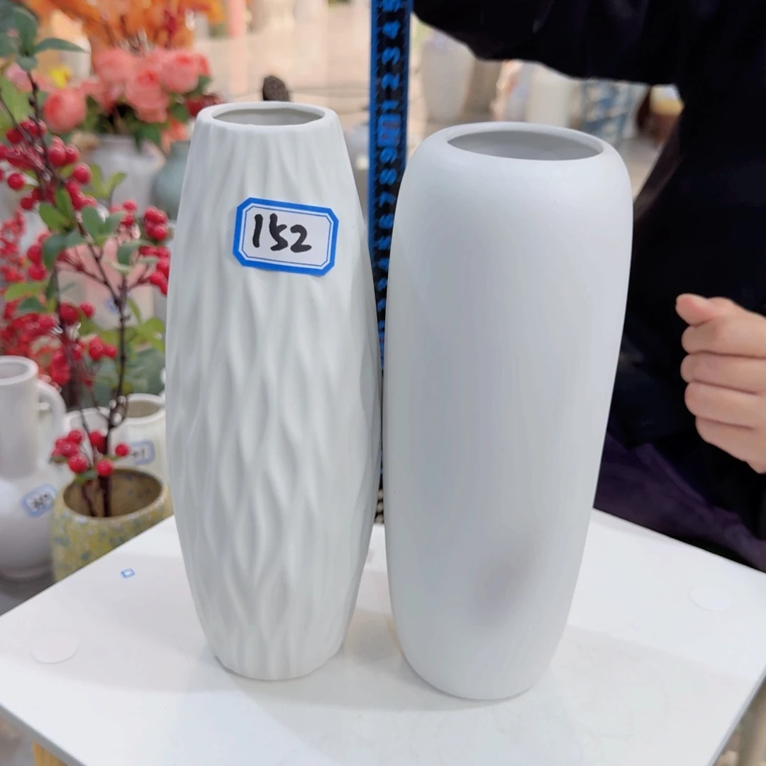 152号一对陶瓷高24厘米瑕疵