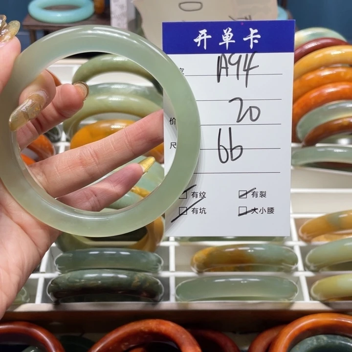 蛇纹石玉手镯未镶嵌可****)