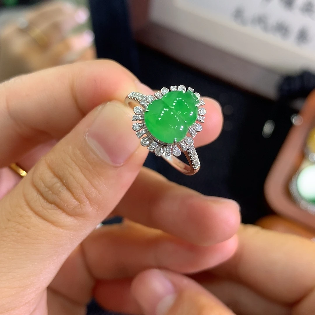 翡翠18K金镶嵌颈饰葫芦