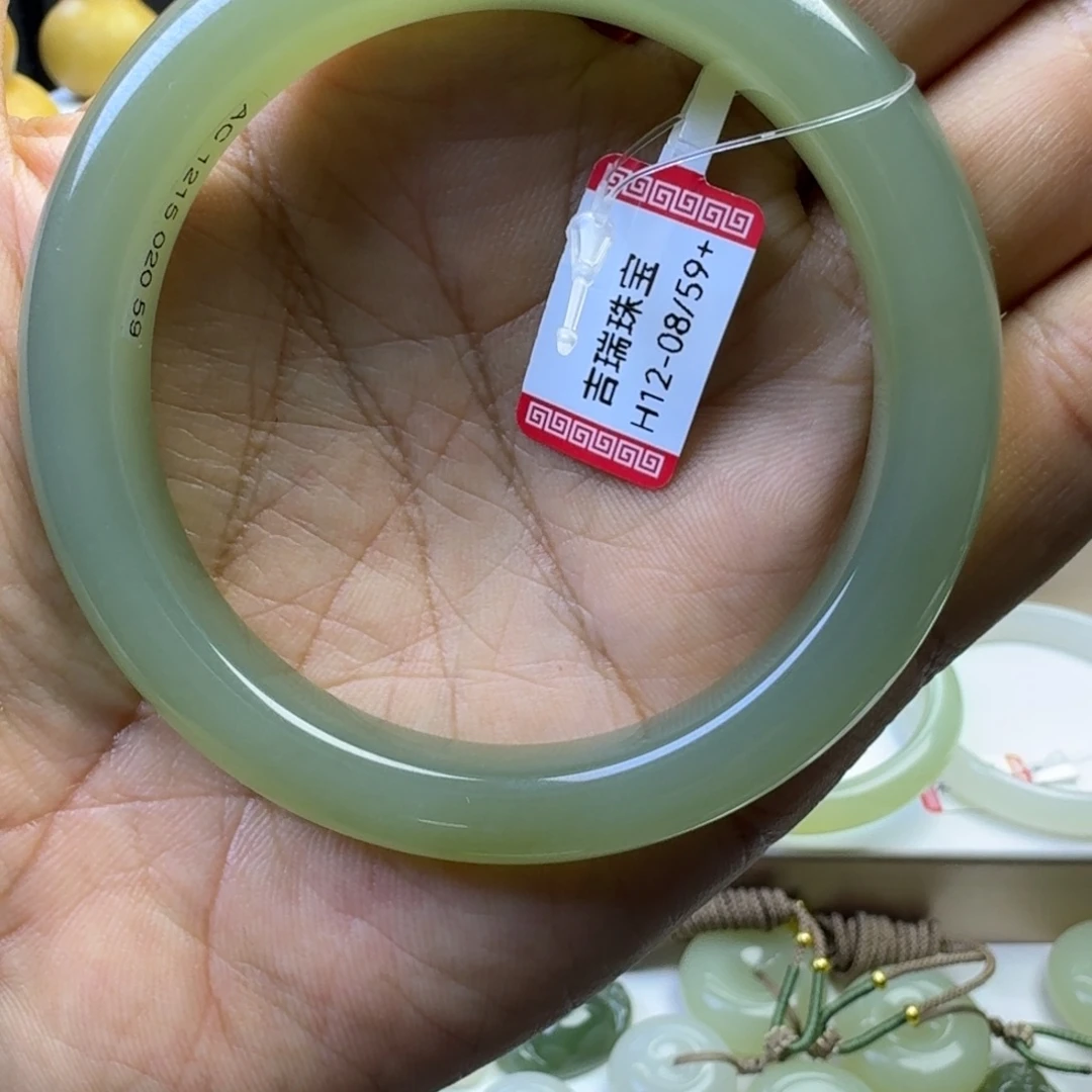 一***顺和田玉未镶嵌手镯