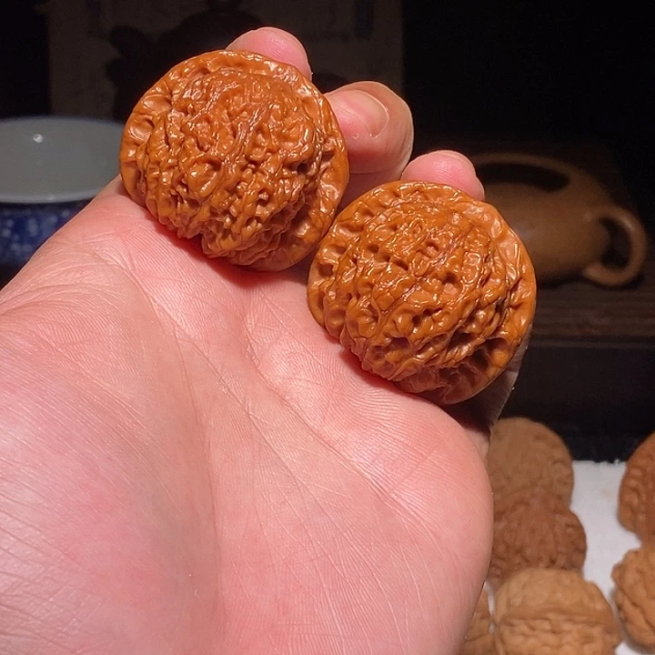 w***！文玩核桃手把件血麒麟