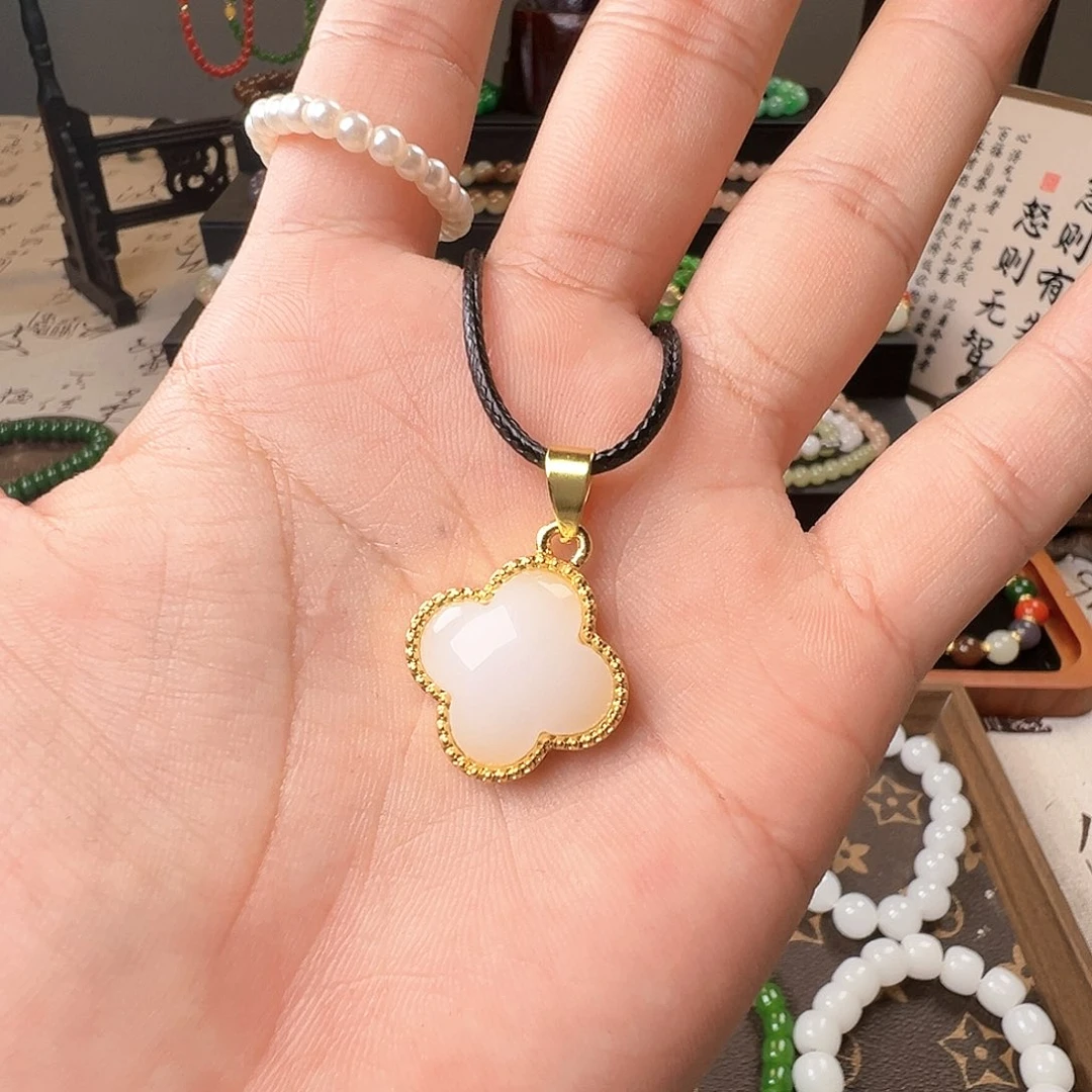 和田玉未镶嵌吊坠(赠链)脂白四叶草吊坠