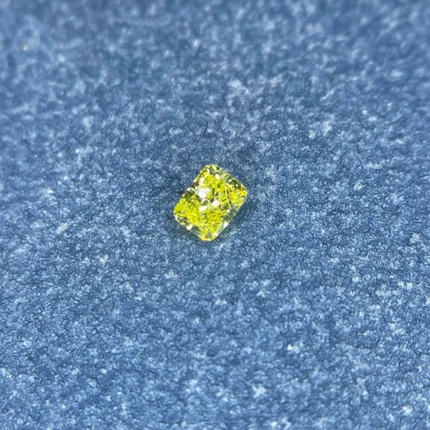 0.27 FIY VS1 天然浓彩黄钻石