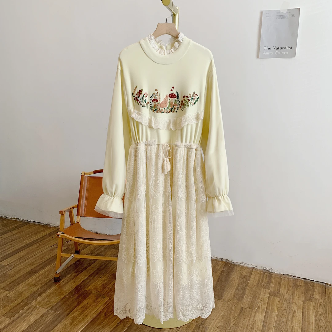 采蘑菇C5097磨毛德绒刺绣蕾丝拼接腰部抽绳立领连衣裙