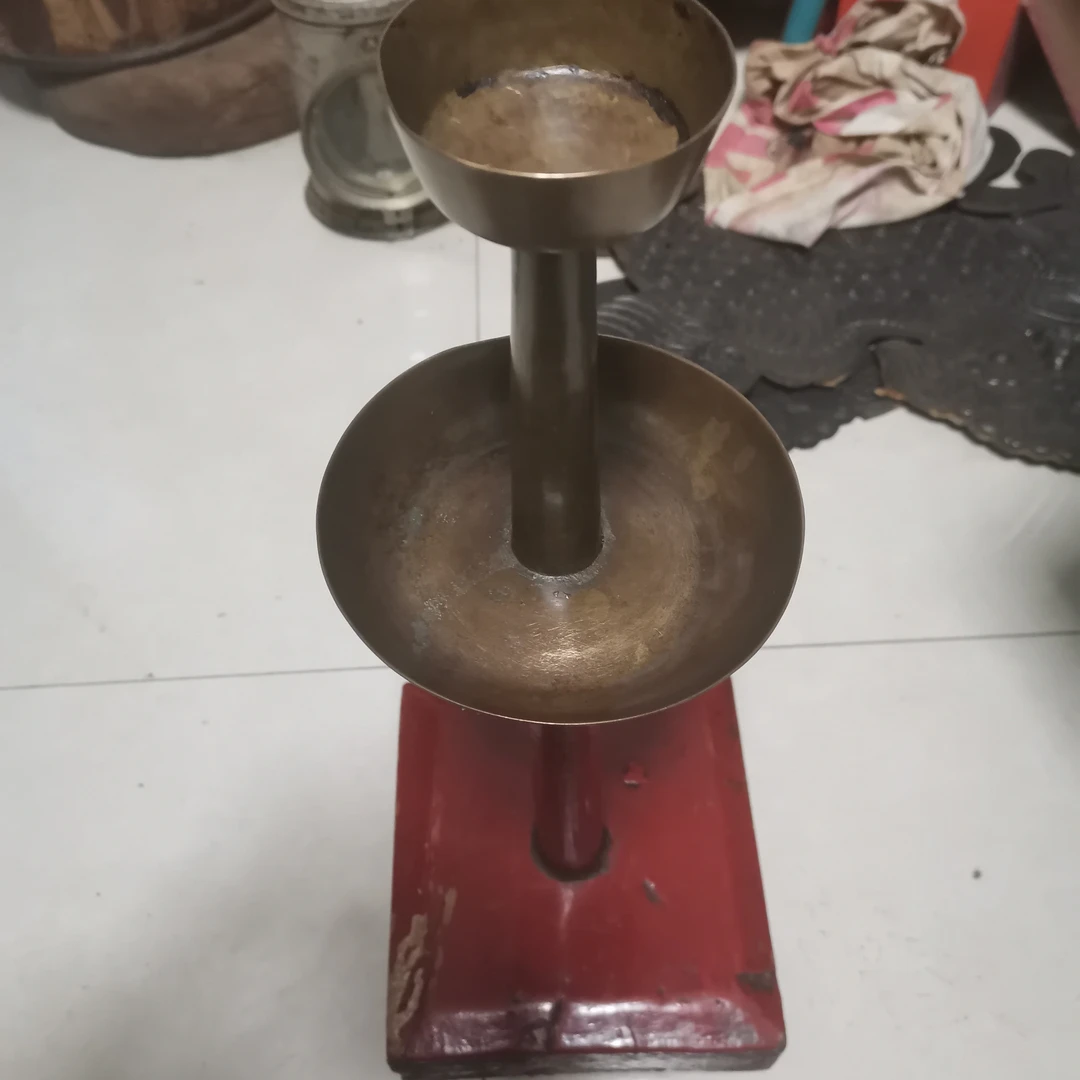一件铜油灯，商品如图