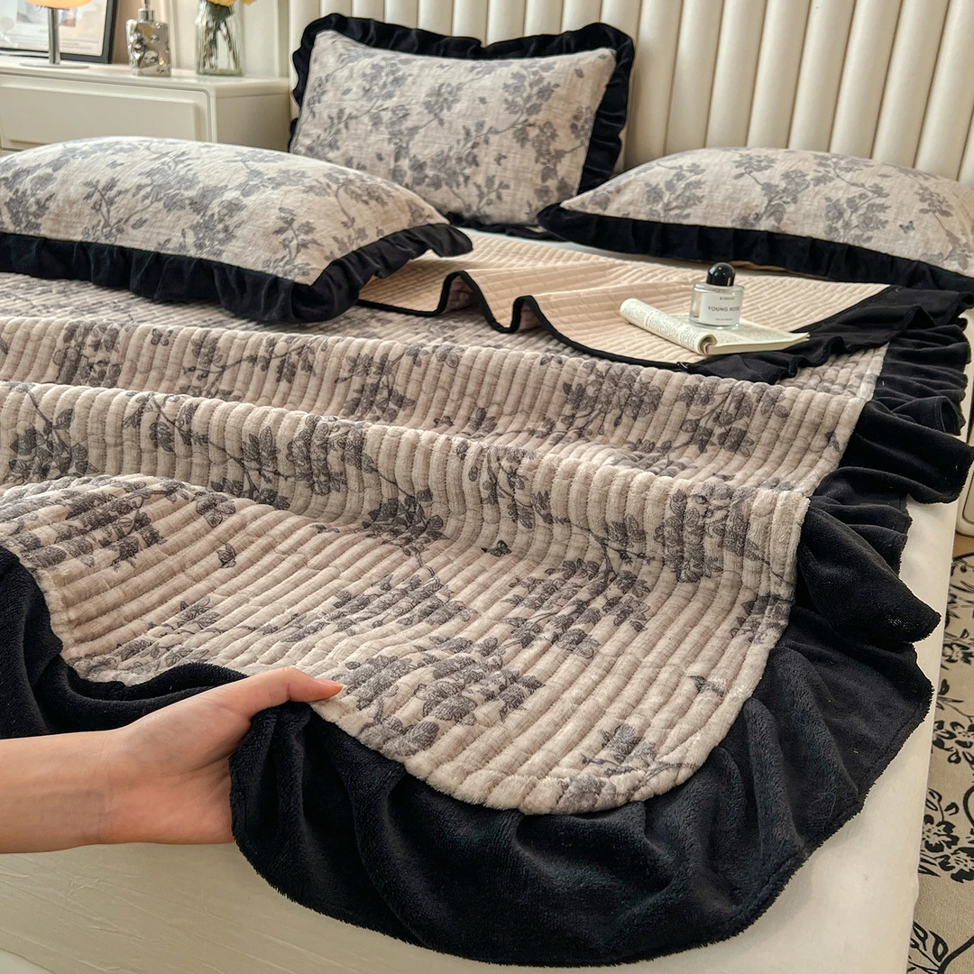 法式牛奶绒床盖2025新款加厚榻榻米法兰绒床单三件套防滑夹棉炕盖