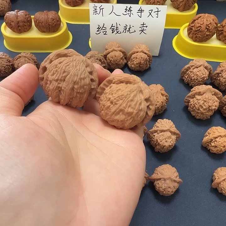 文玩核桃吊坠白狮子