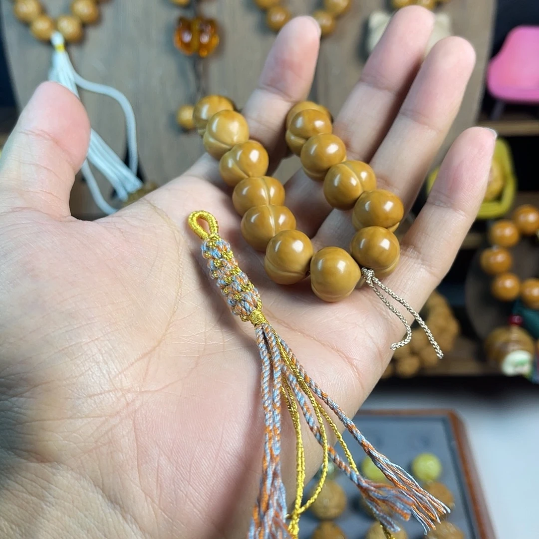 刘****手串猴头核桃流苏