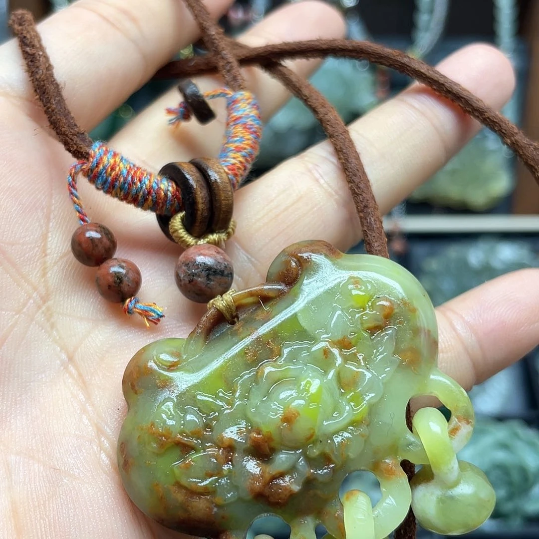 蛇纹石玉未镶嵌颈饰