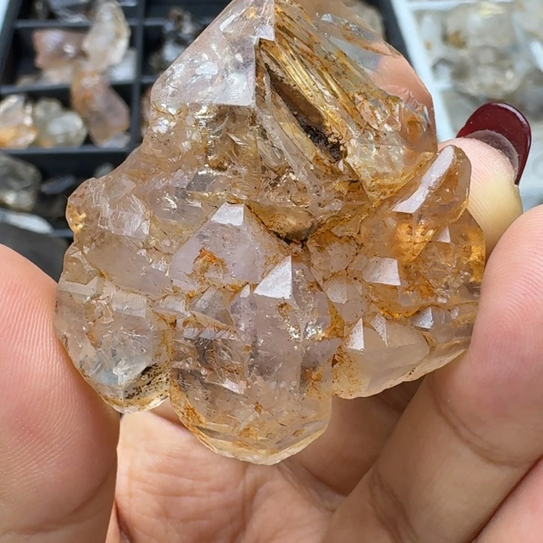 石材红泥骸骨水晶原石