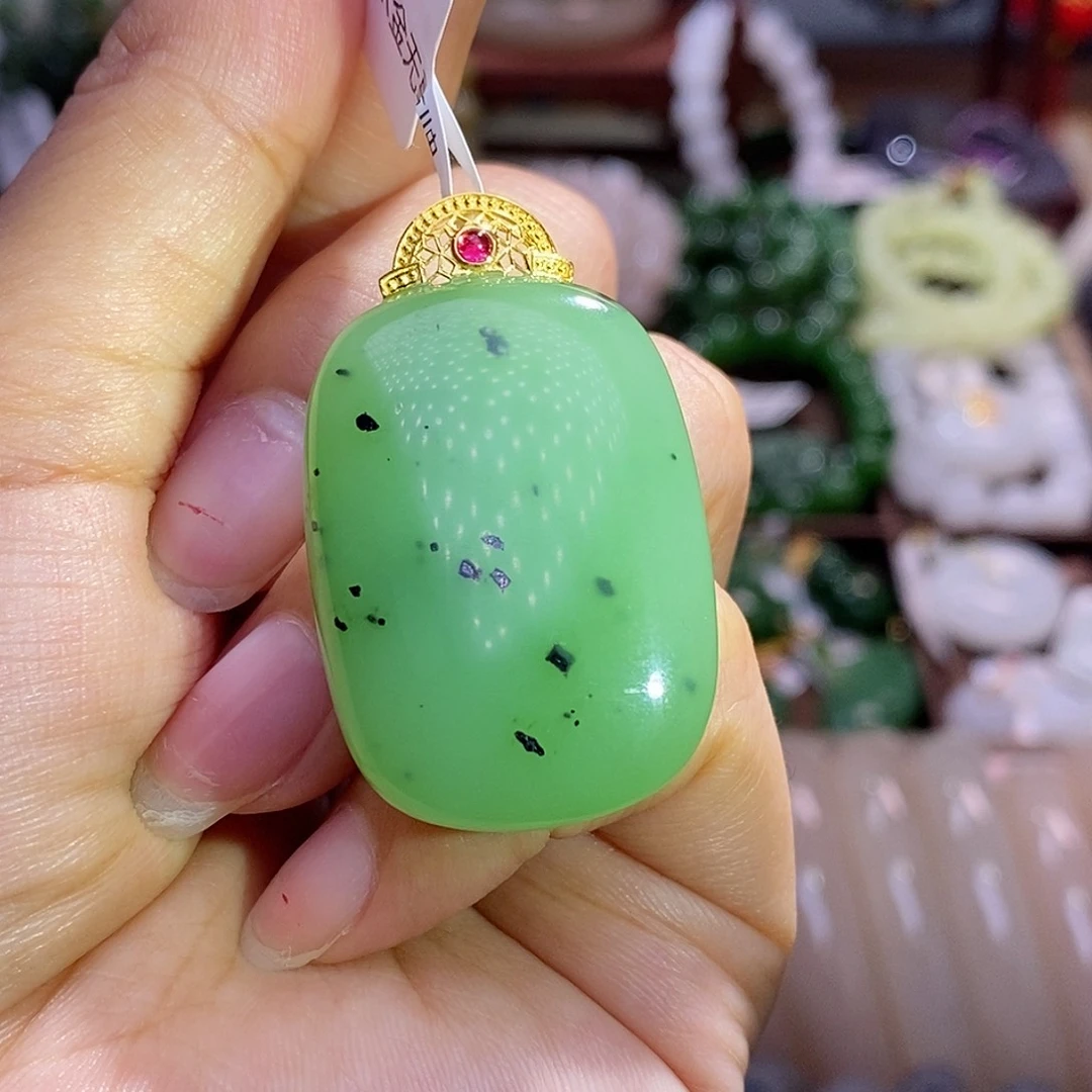 和田玉未镶嵌颈饰毕业级高冰底乌兰海猕猴桃金镶无事牌