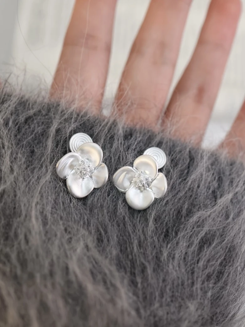 铜合金耳饰 H583奶白锆石花朵耳夹韩系ins小众气质温柔清新耳夹