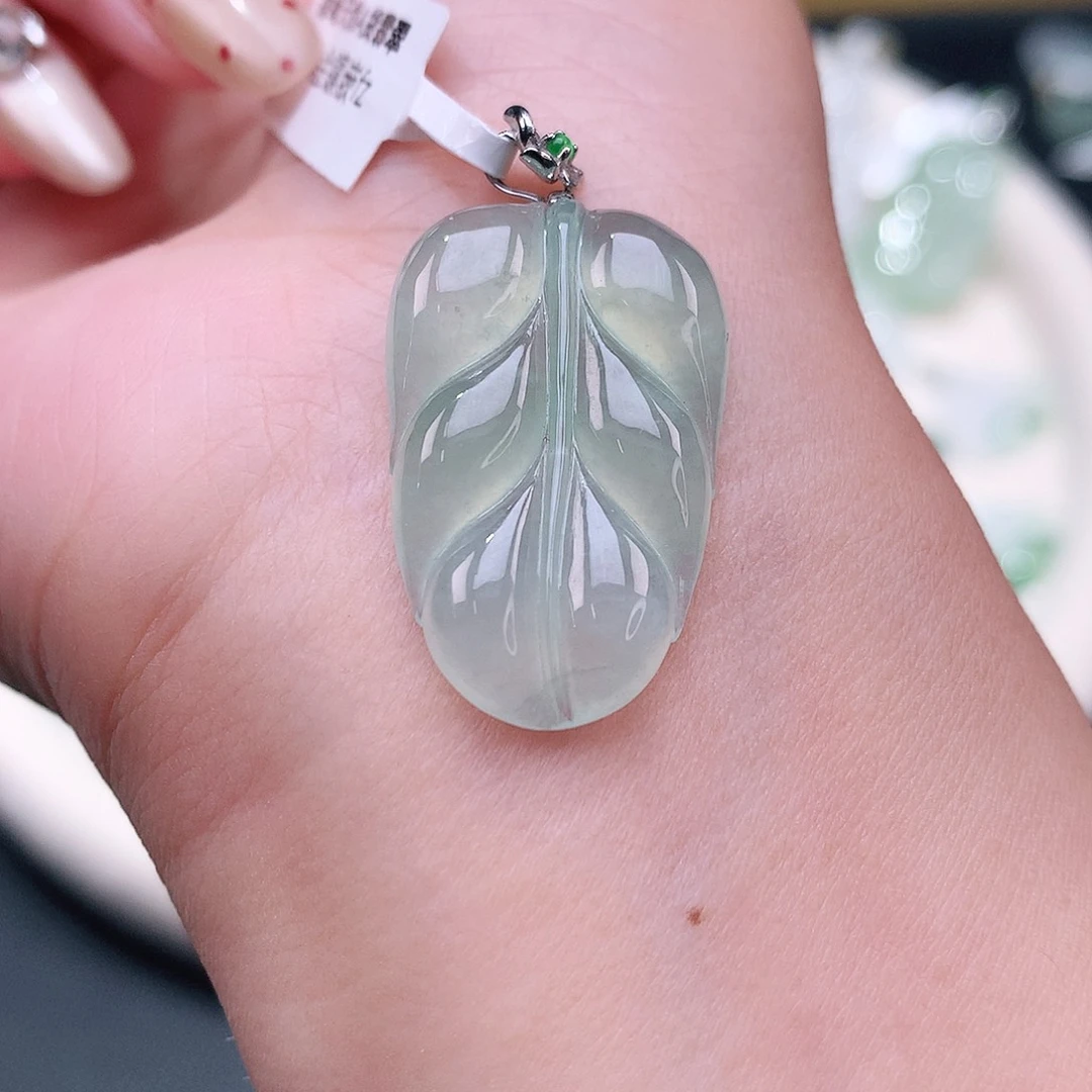 颈饰18K金镶嵌翡翠叶子