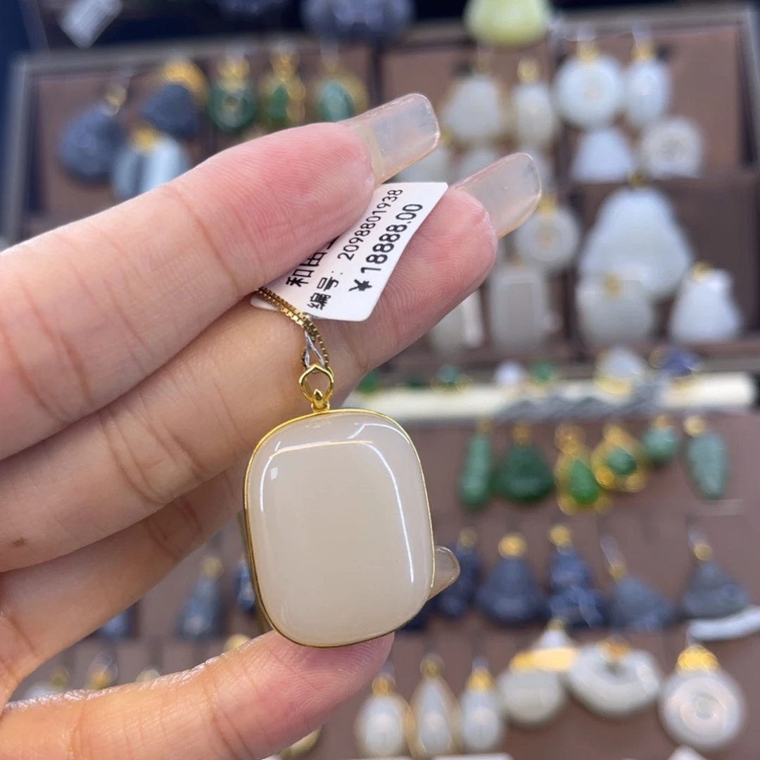 和田玉吊坠18K金镶嵌