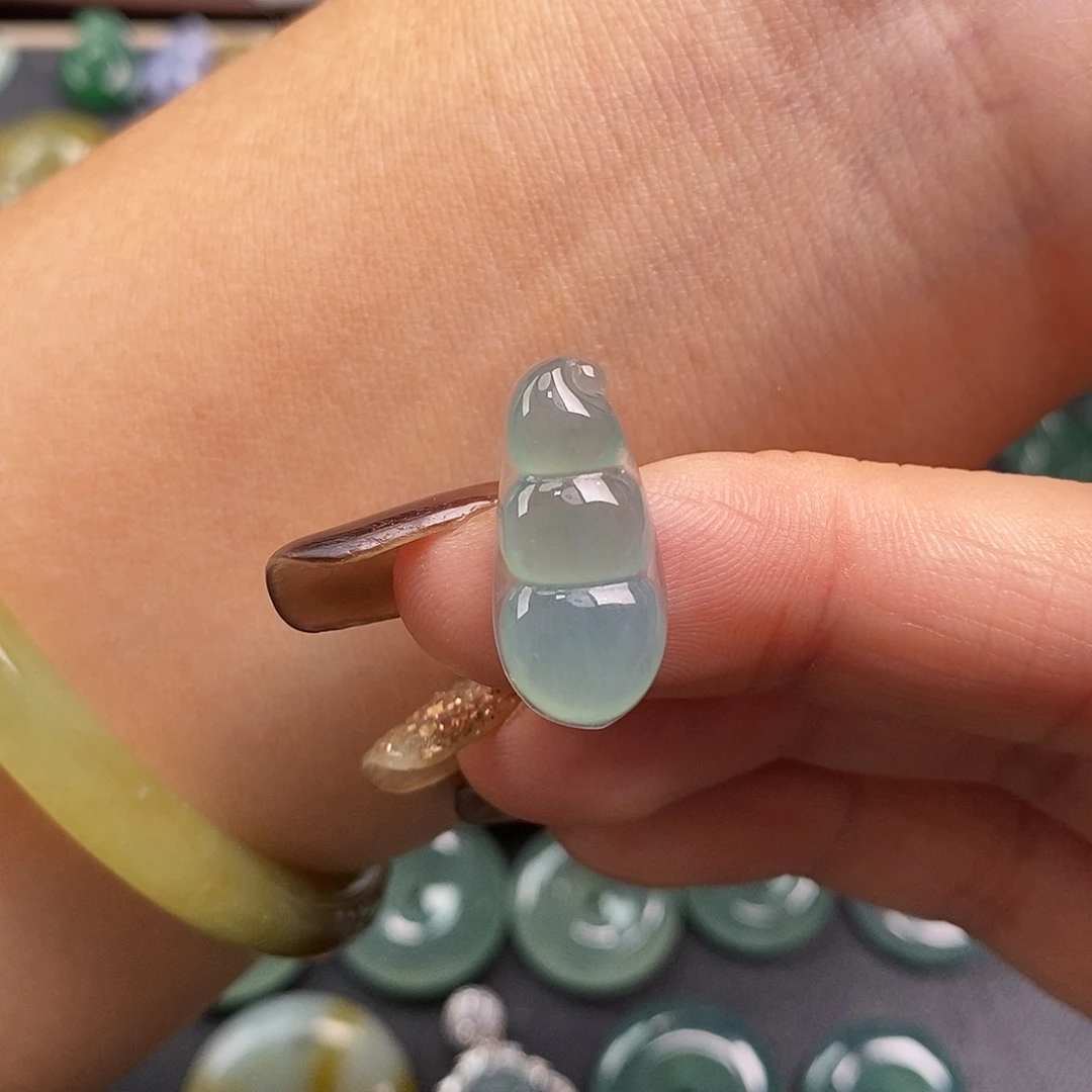 翡翠未镶嵌颈饰豆子