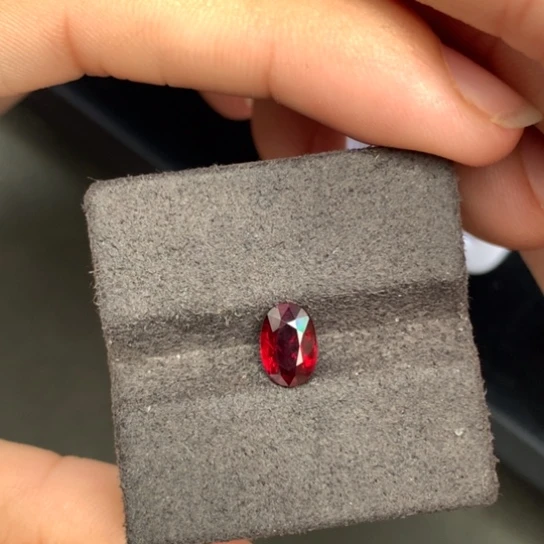 裸石红宝石天然无烧鸽血红1.14ct吉尔德大证