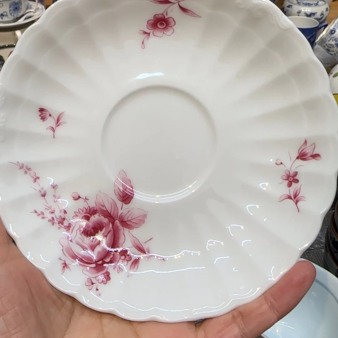 微瑕的咖啡杯里有一个小的