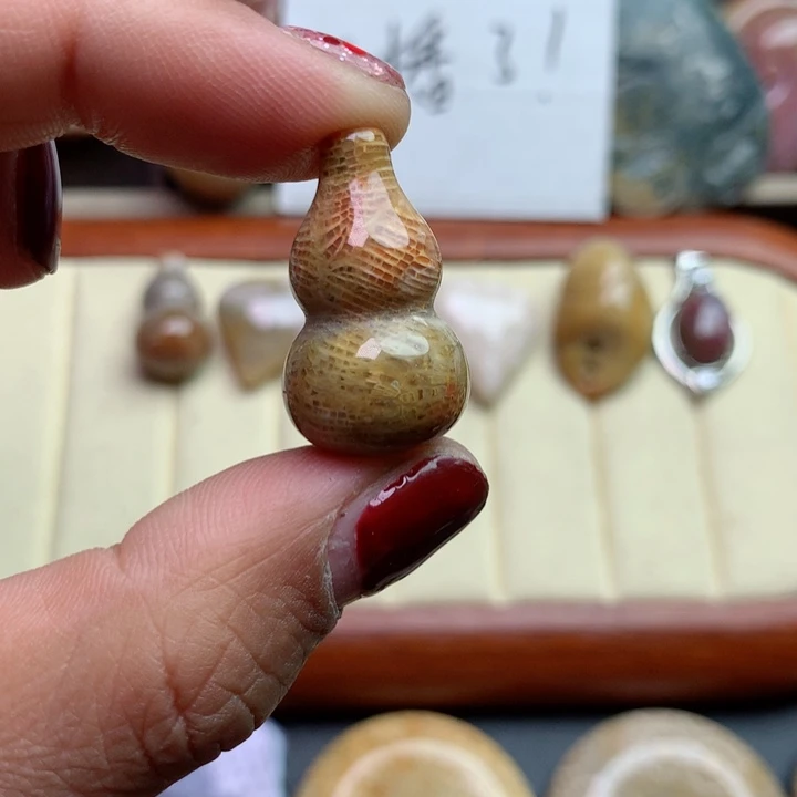 硅化珊瑚（珊瑚玉）颈饰足银镀金镶嵌