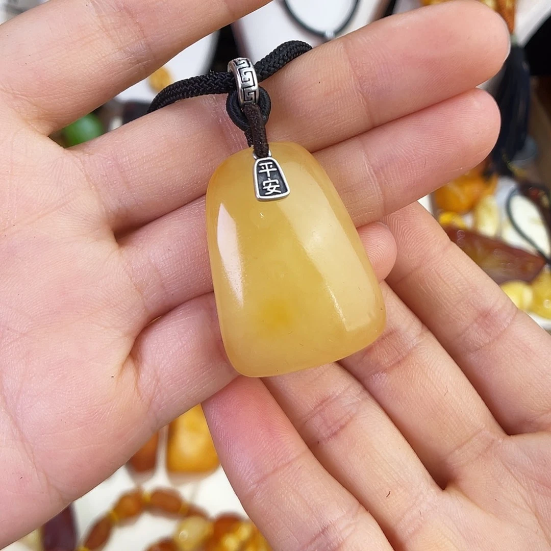 琥珀珠宝奇石未镶嵌。