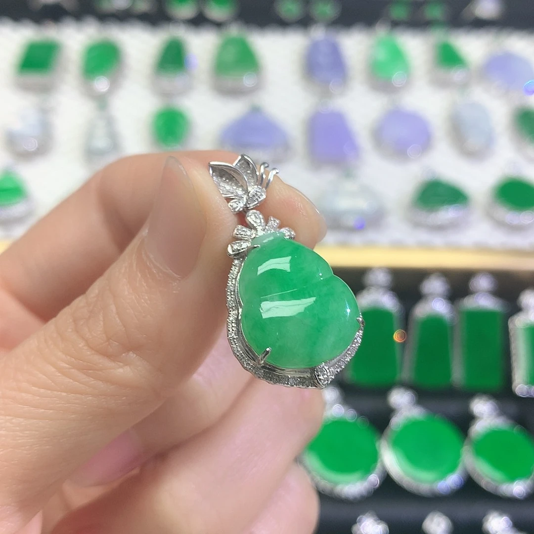 颈饰18K金镶嵌翡翠吊坠