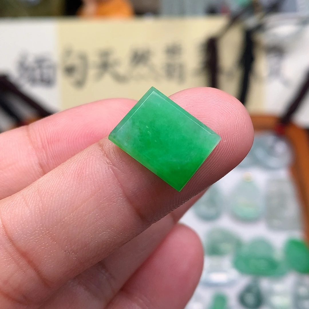 翡翠裸石缅甸天然A货翡翠阳绿马鞍