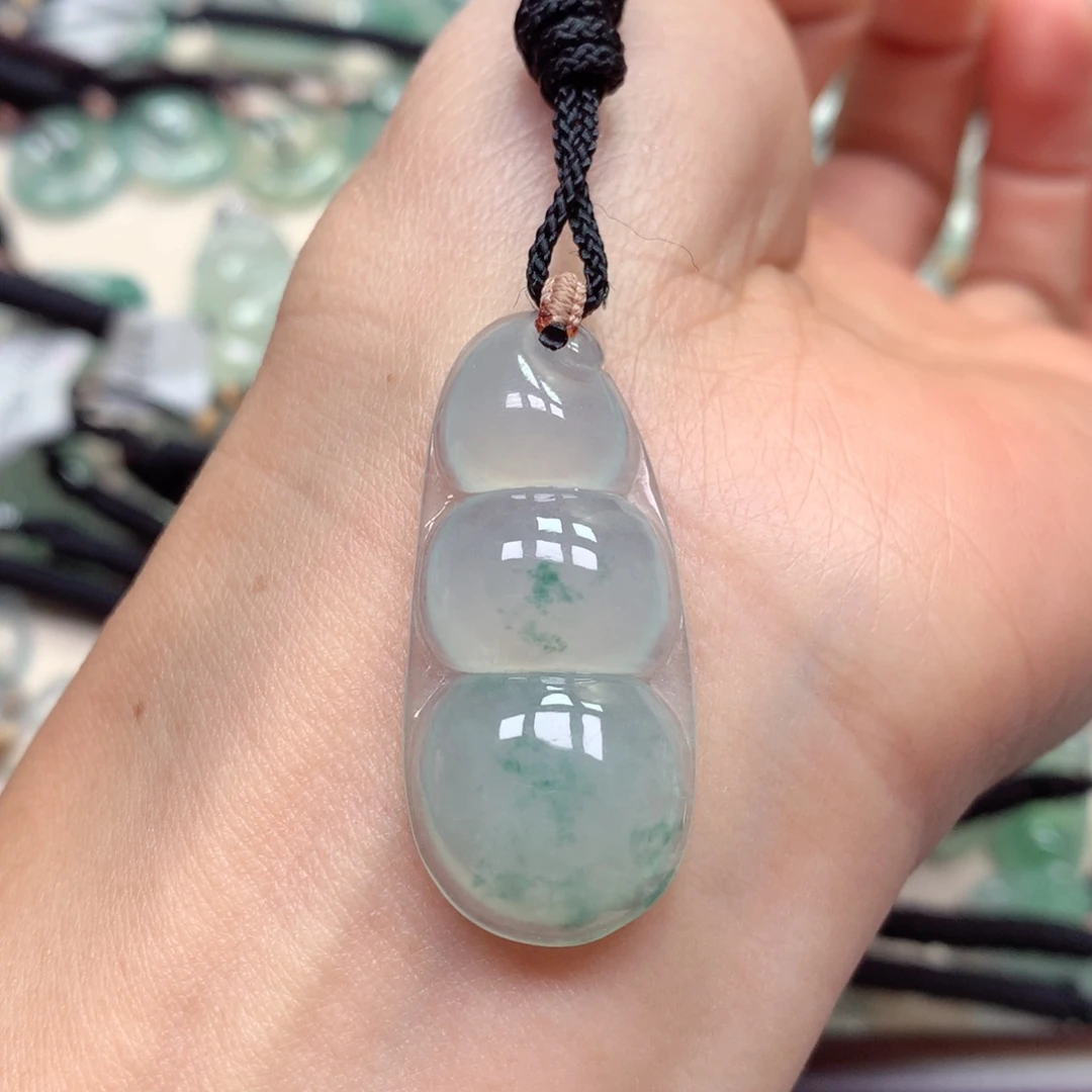 翡翠未镶嵌颈饰福豆