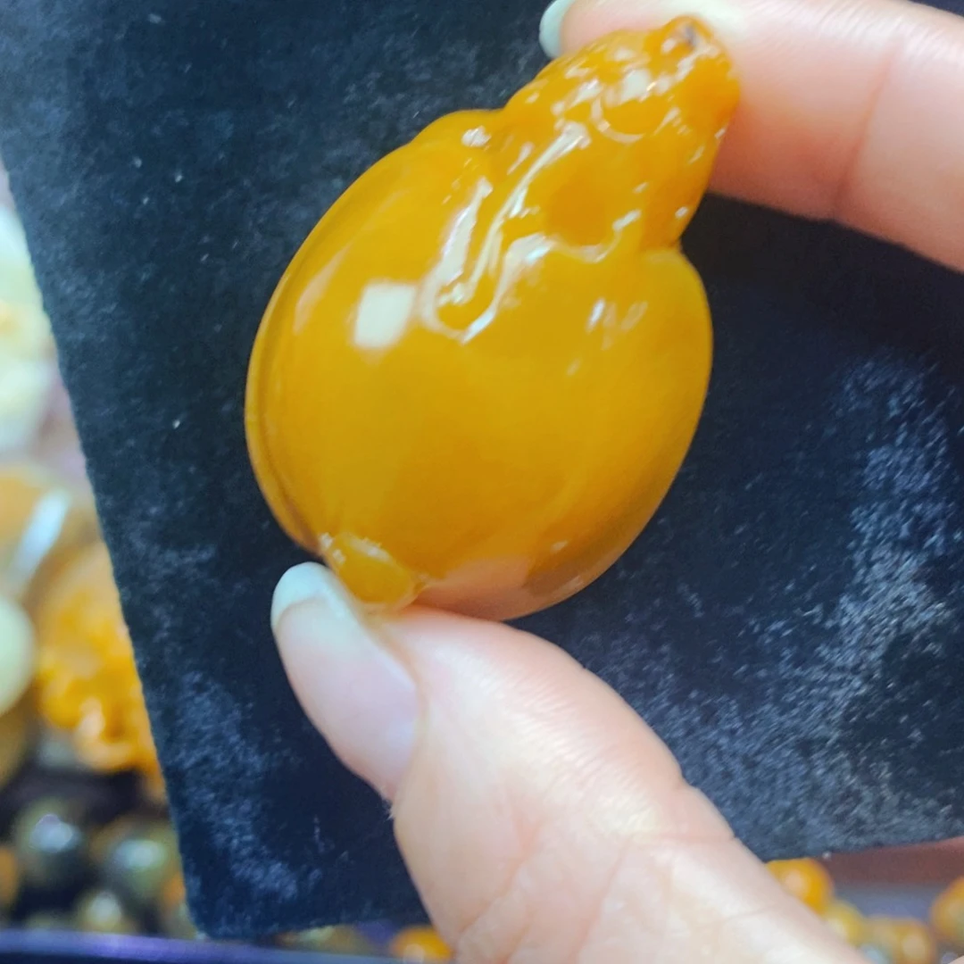 未镶嵌石英质玉（黄龙玉）颈饰