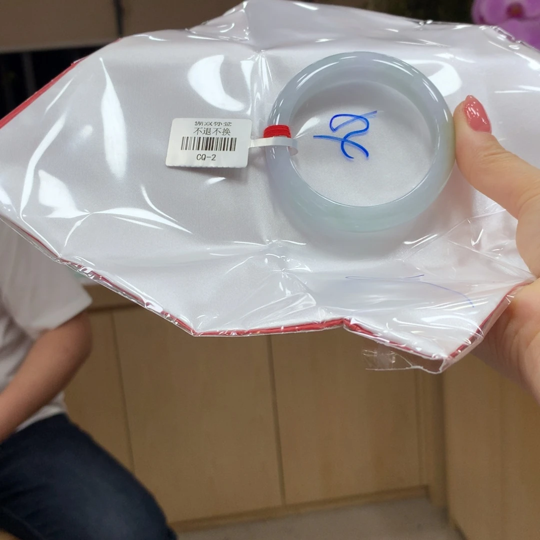 翡翠手镯未镶嵌不退不换